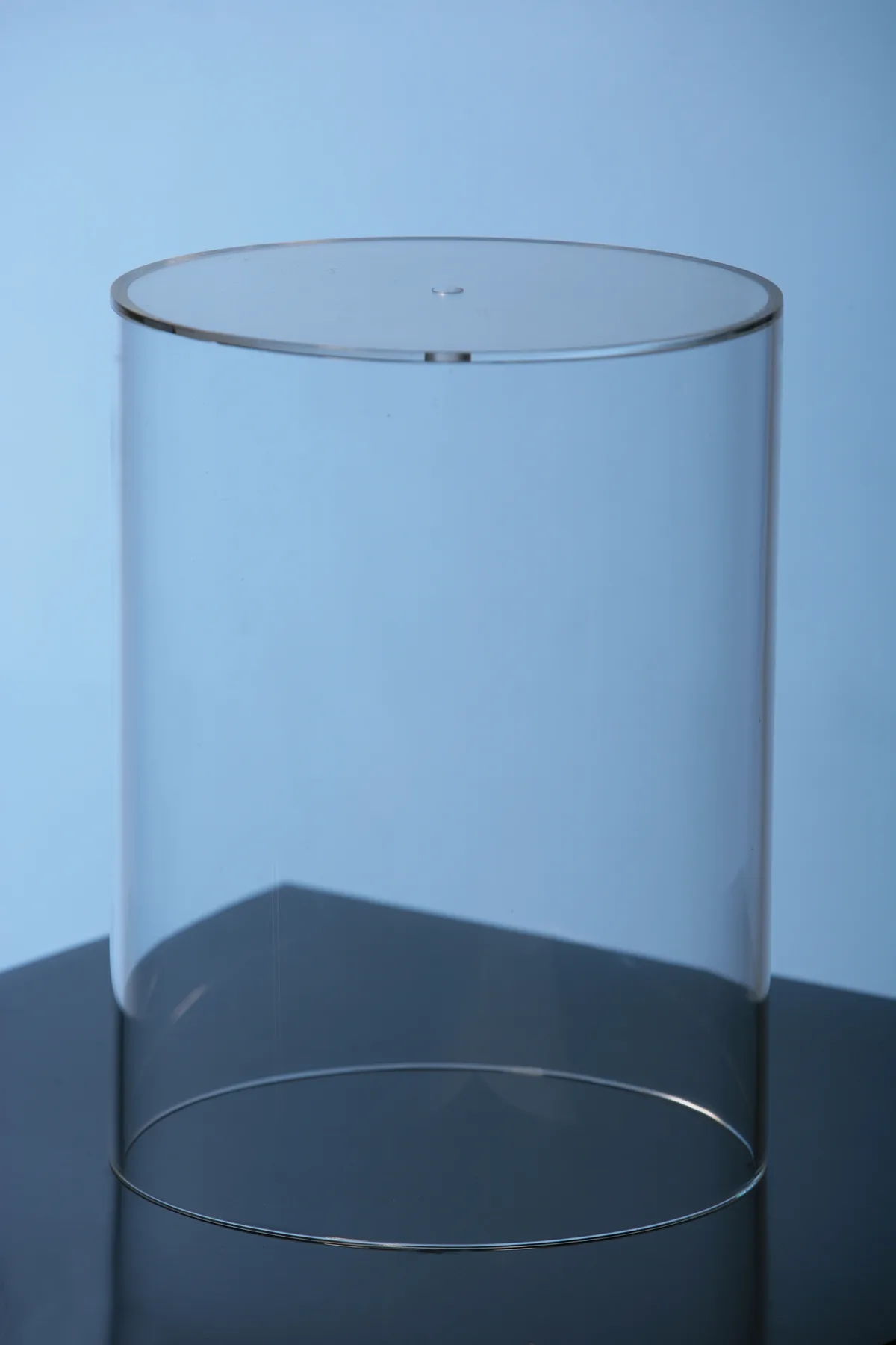 PLEXIGLAS-Zylinder farblos aus Rohr mit verklebtem Boden und Lochbohrung - H&S Kunststofftechnik