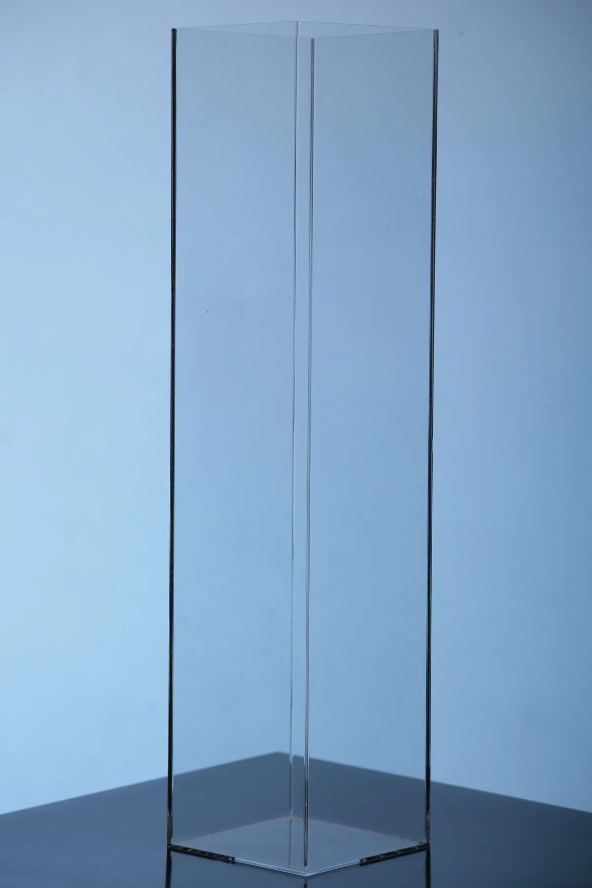 PLEXIGLAS-Saeule farblos auf Gehrung verklebt mit eingefrästem Boden - H&S Kunststofftechnik