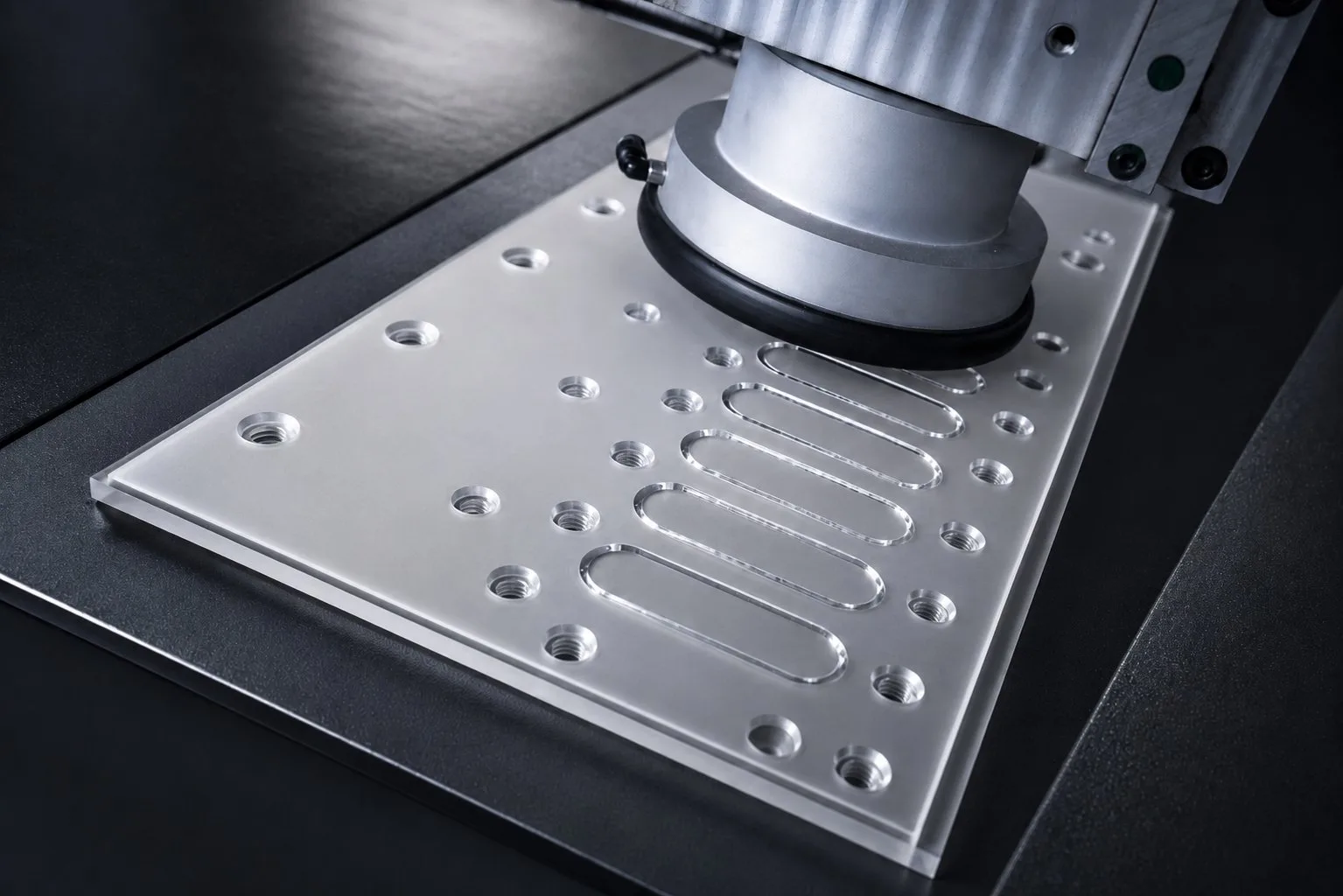 Bohrungen & Gewinde Bohrungen & Gewinde — CNC-Fräsen bei H&S Kunststofftechnik