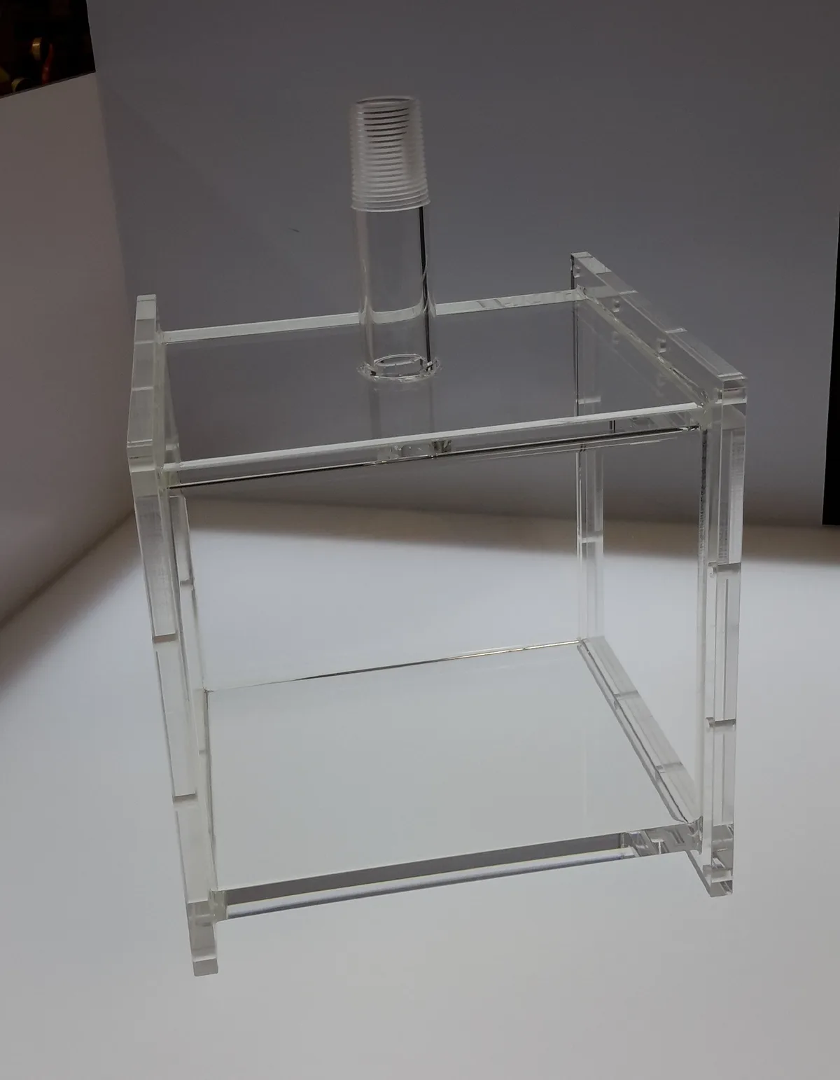 Verklebter PLEXIGLAS-Behaelter farblos mit eingesetztem Rohr und Gewinde - Sonderfertigung H&S Kunststofftechnik