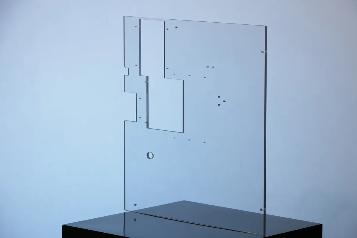 CNC-gefraestes Polycarbonat-Formteil mit Konturfraesungen und Bohrungen - H&S Kunststofftechnik