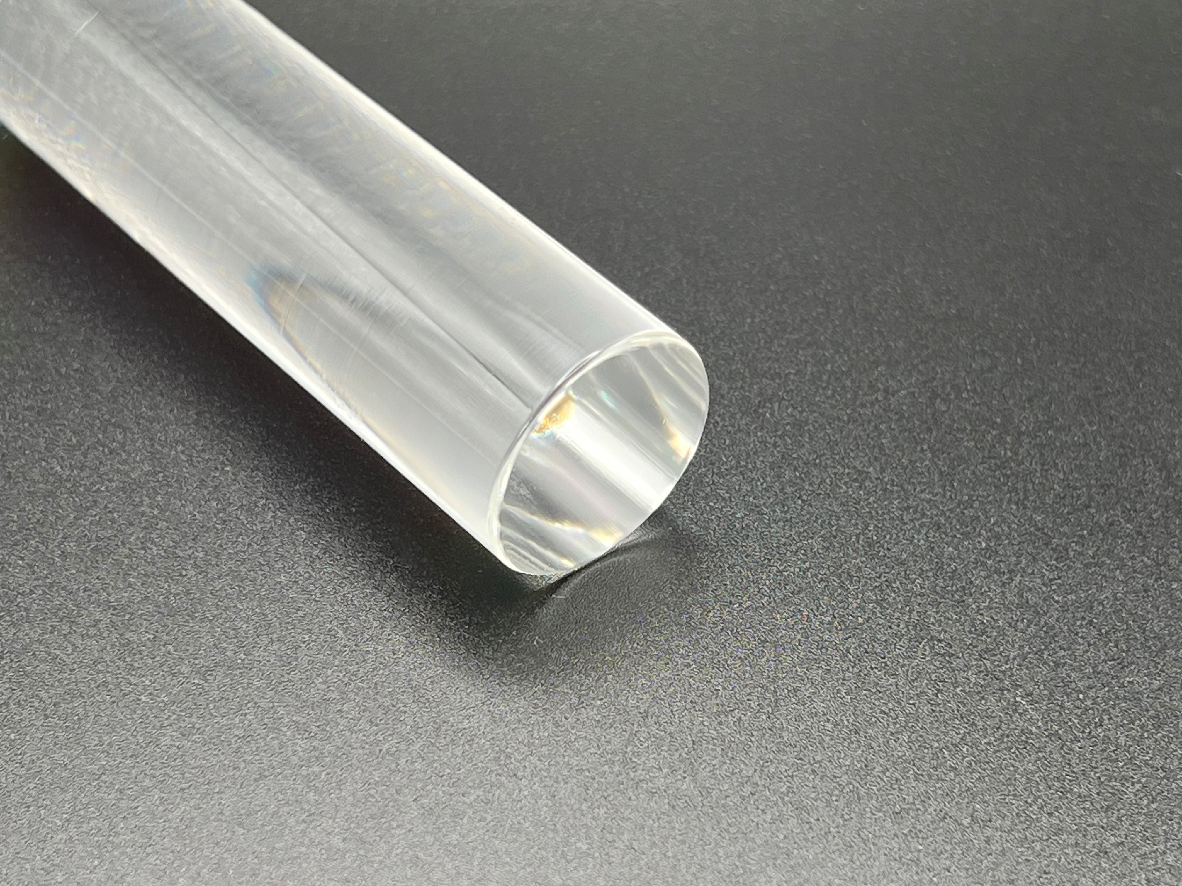 Glasklarer PLEXIGLAS®-Rundstab mit polierter Stirnseite