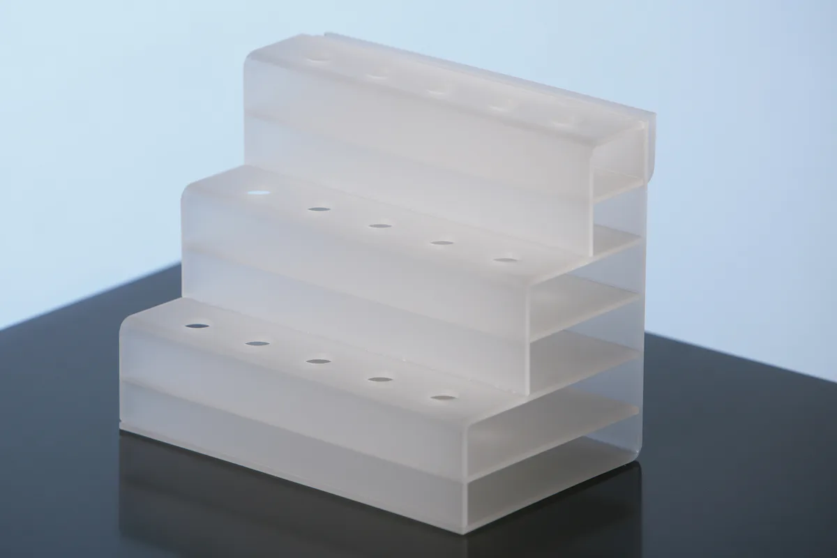 PLEXIGLAS-Produktpresenter weiss opal mehrstufig verklebt und abgekantet - H&S Kunststofftechnik