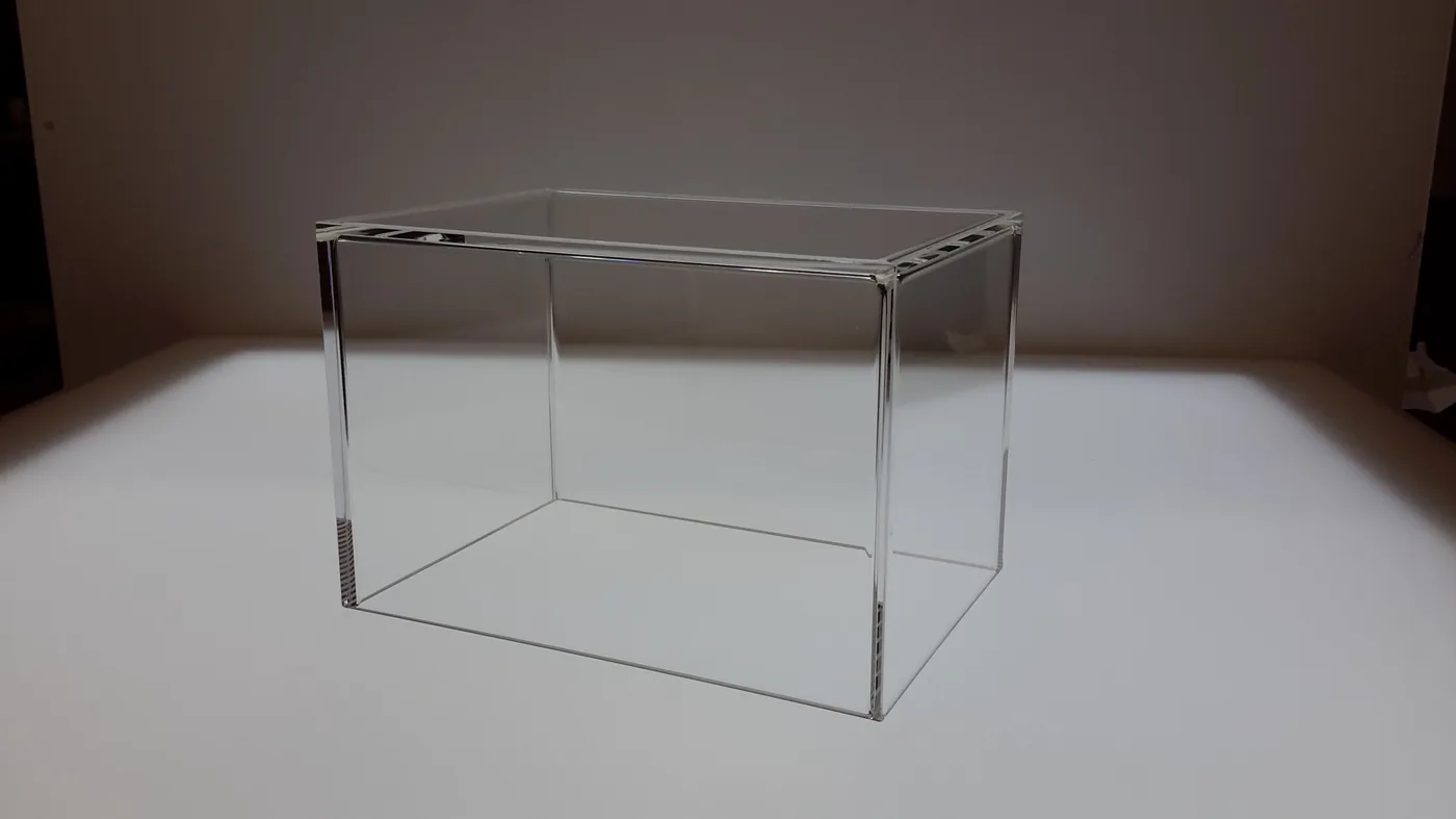 Museumshaube aus PLEXIGLAS® – maßgefertigte Schutzvitrine für wertvolle Exponate
