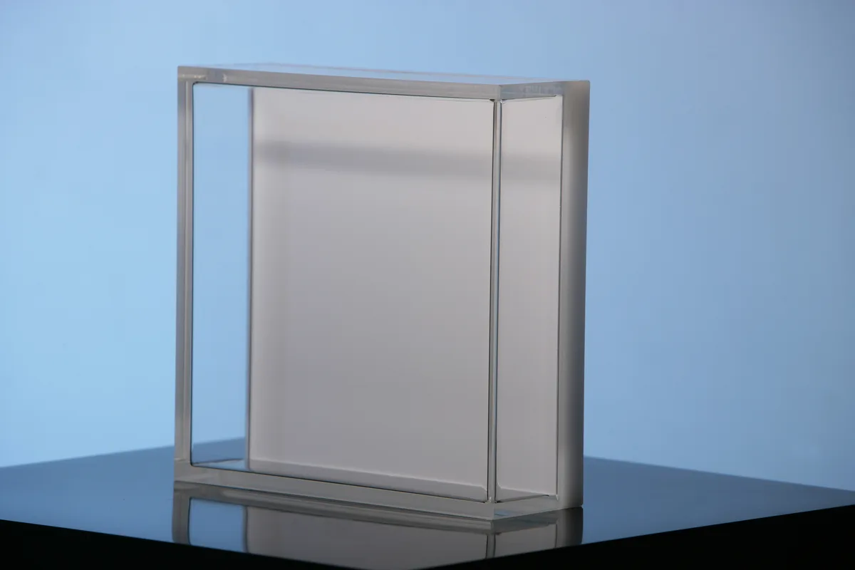 Verklebte PLEXIGLAS-Box farblos mit weisser Rueckwand - Sonderfertigung H&S Kunststofftechnik