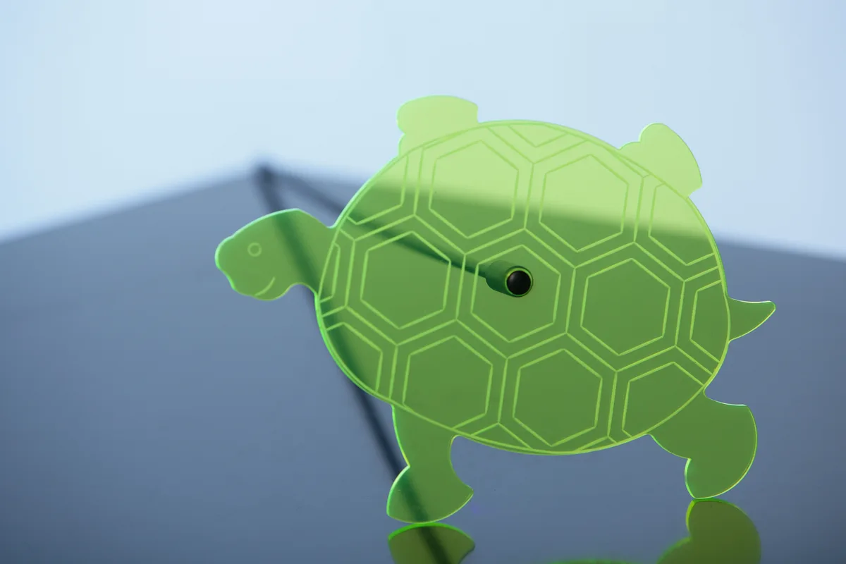 Lasergravierte Schildkroete aus Acrylglas fluoreszierend gruen mit Panzermuster - H&S Kunststofftechnik