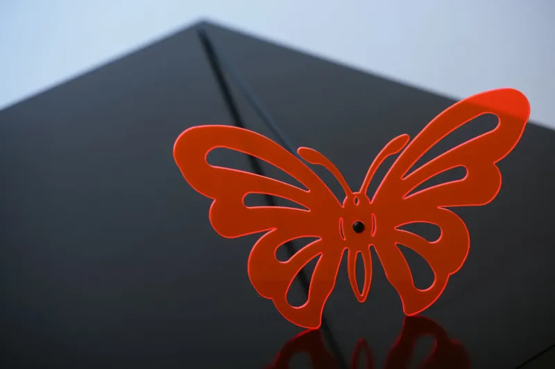Gelaserter Schmetterling aus rot fluoreszierendem Acrylglas