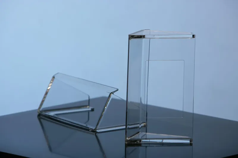 Abgekantete Displays und Halter aus PLEXIGLAS® für den Ladenbau