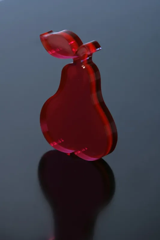 Dekoelement in Birnenform aus rotem PLEXIGLAS®, gefräst und poliert
