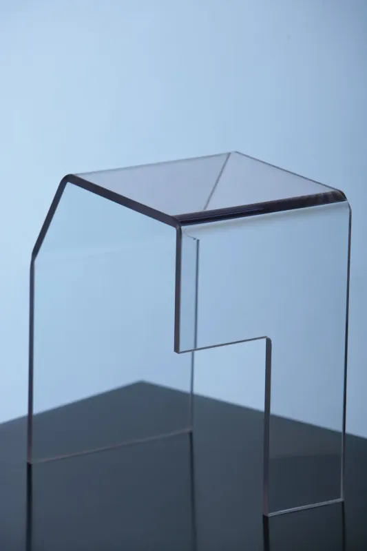 Abgekantete Abdeckung aus Polycarbonat mit Ausklinkung, aus einem Stück gebogen