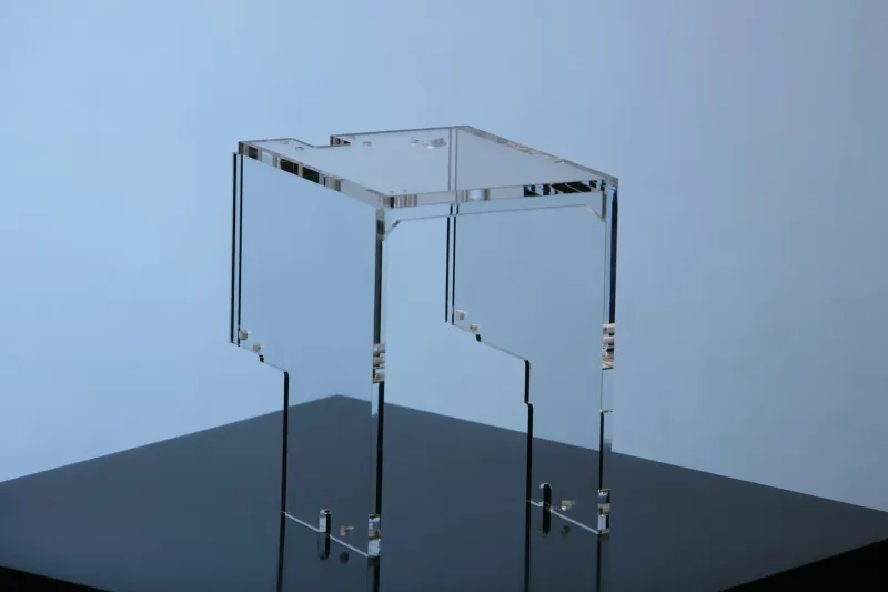 Verklebte Maschinenabdeckung aus PLEXIGLAS® mit gefrästen Konturen, Bohrungen und Passstiften
