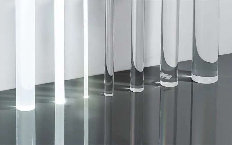 Rundstäbe aus PLEXIGLAS® als Lichtleiter: an der Stirnseite eingekoppeltes Licht