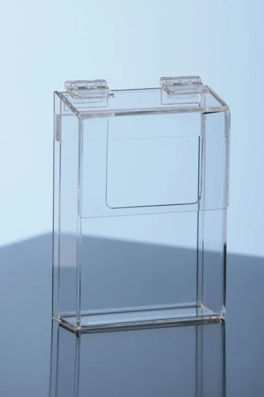 Box aus PLEXIGLAS® mit Klappdeckel, Scharnieren und Ausschnitt in der Front