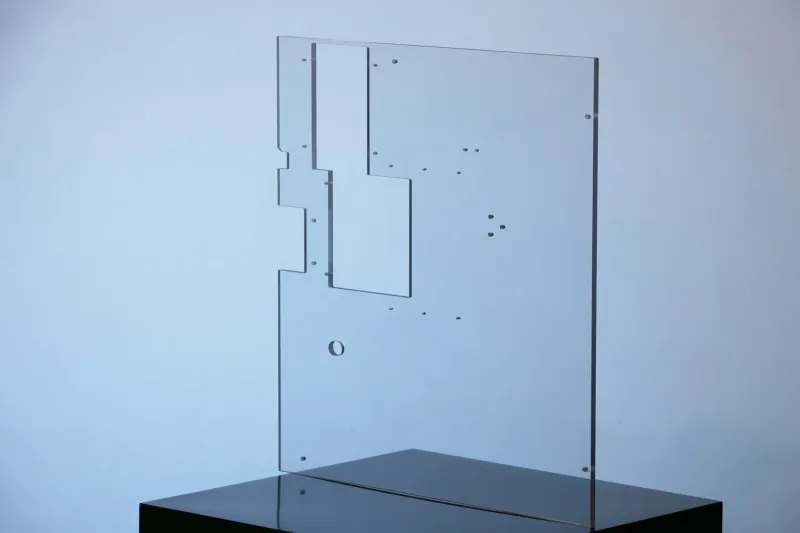 CNC-gefräste Abdeckplatte aus Polycarbonat mit Ausschnitten und Bohrungen